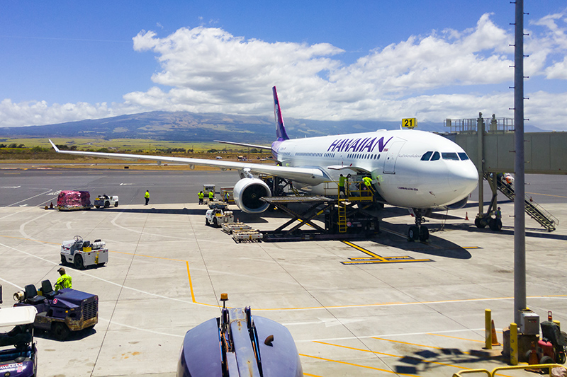 hawaiian airlines jet kahului airport